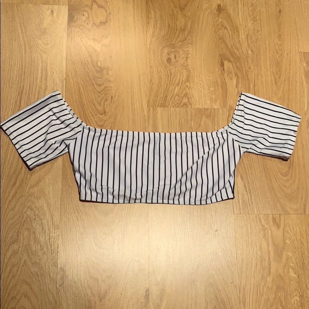 Short Sleeve  Striped Crop Top in Black & White Size Large